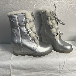 NWOT Disney x Sorel Joan of Artic wedge boots 5.5 Style #LL3660-034